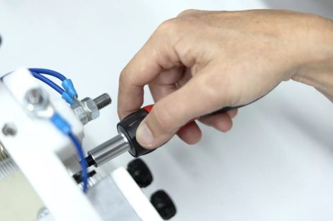WKRĘTAK Z UCHWYTEM 1/4' Z GRZECHOTKĄ SOFTFINISH